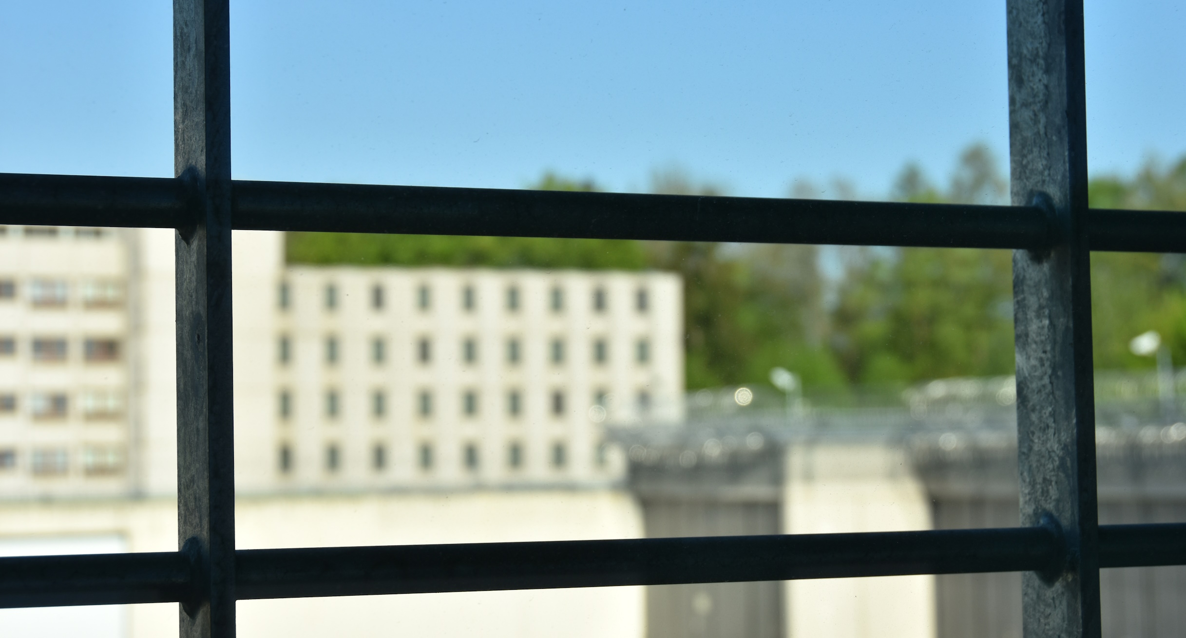 Blick von einem Haftraum auf das U-Haft Gebäude der JVA Ravensburg