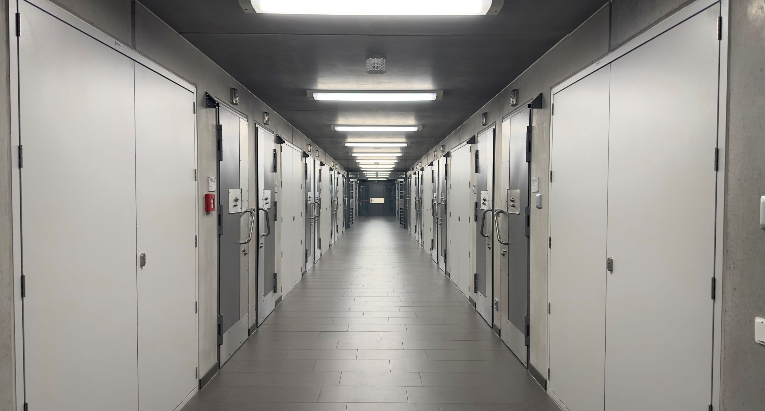 Gang mit Haftraumtüren innerhalb der Justizvollzugsanstalt Ravensburg