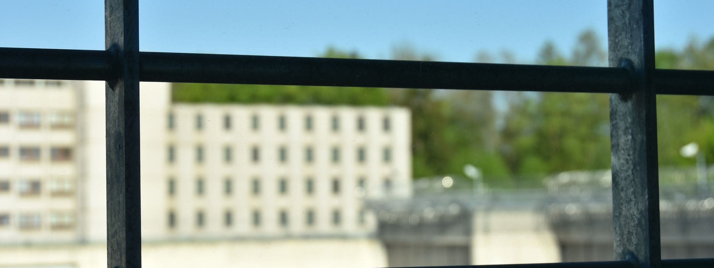 Blick von einem Haftraum auf das U-Haft Gebäude der JVA Ravensburg
